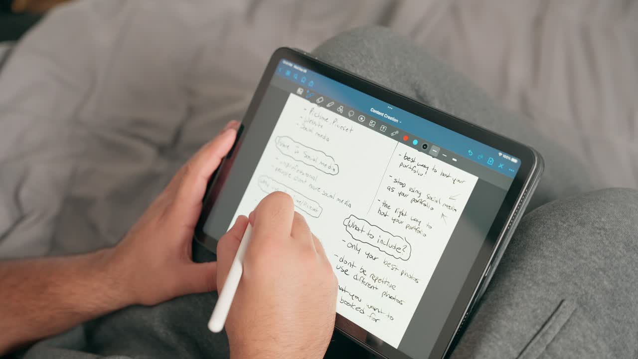 cierre del creador de contenido, estudiante o autónomo tomando notas y planificando digitalmente en una tableta ipad, sentado en casa, usando una tableta, haciendo deberes, tomando notas, planificando, trabajando, analizando