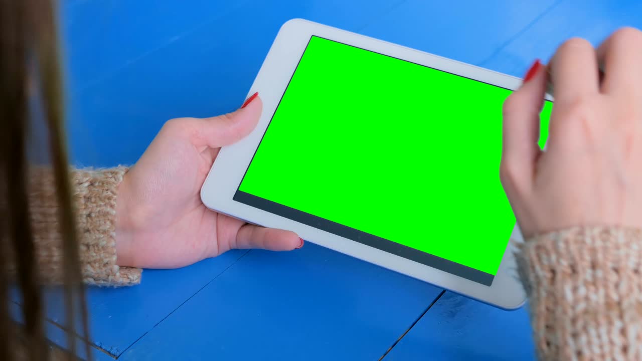 mujer usando una tableta con pantalla verde