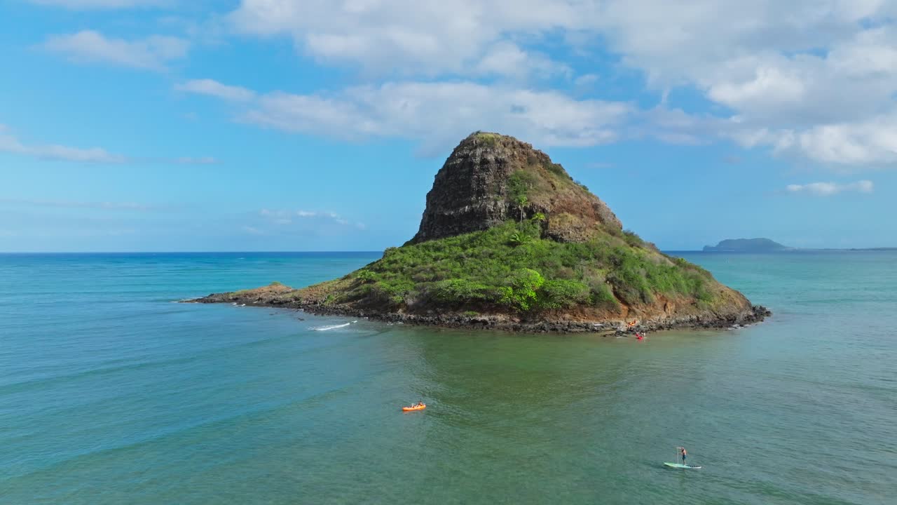 fotografía aérea de turistas en kayak hacia la isla de mokoli'i, también conocida como sombrero de chino, en un soleado día hawaiano en la isla de oahu