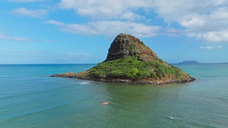 Toma-Aérea-De-Turistas-En-Kayak-Hacia-La-Isla-Mokoli&#39;i,-También-Conocida-Como-Sombrero-De-Chino,-En-Un-Soleado-Día-Hawaiano-En-La-Isla-De-Oahu.