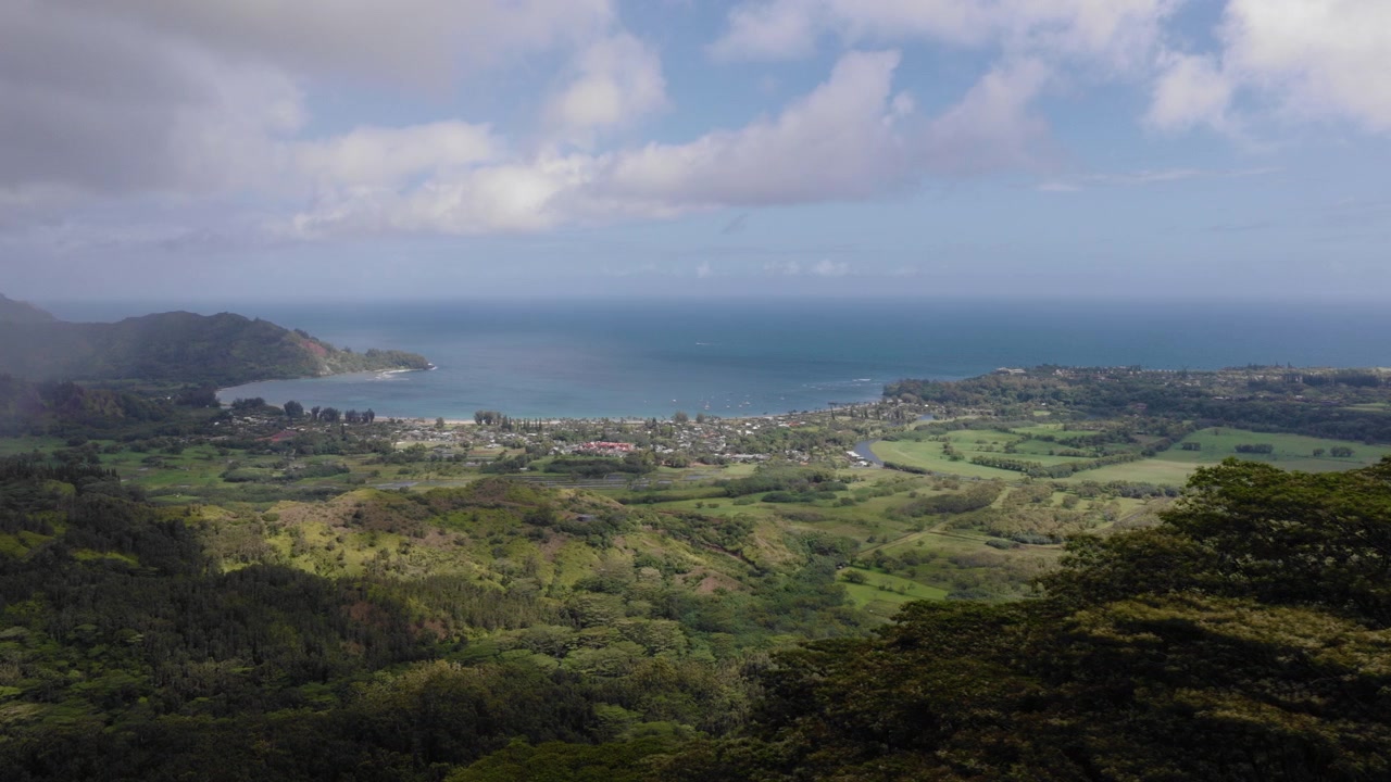 Vista aerea con drone della Baia di Hanalei, Kauai, Hawaii - Carrellata da destra a sinistra (4K UHD)