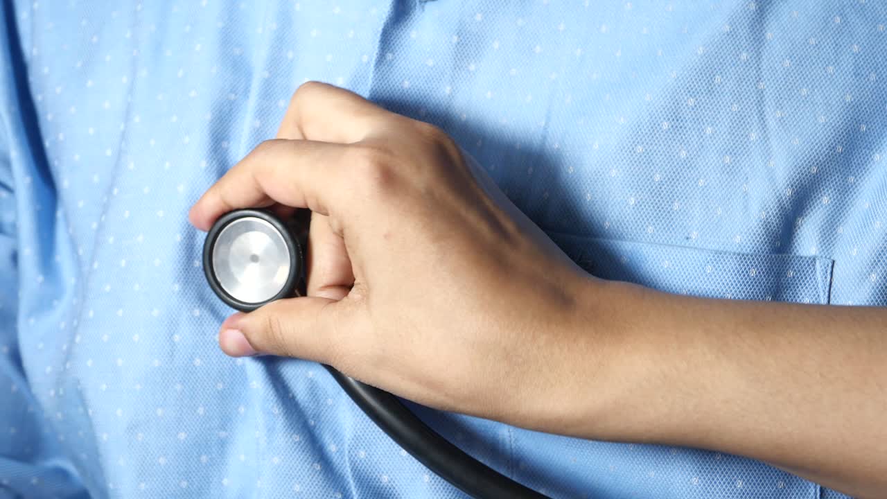 Medico che esamina il cuore del paziente con lo stetoscopio