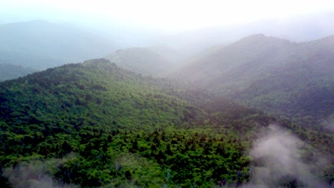 Las-Montañas-Blue-Ridge-Y-Las-Montañas-Apalaches-Se-Revelan-A-Través-De-Las-Nubes-Aéreas