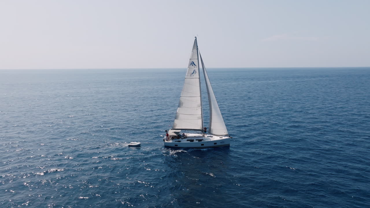 yate de vela en el mar