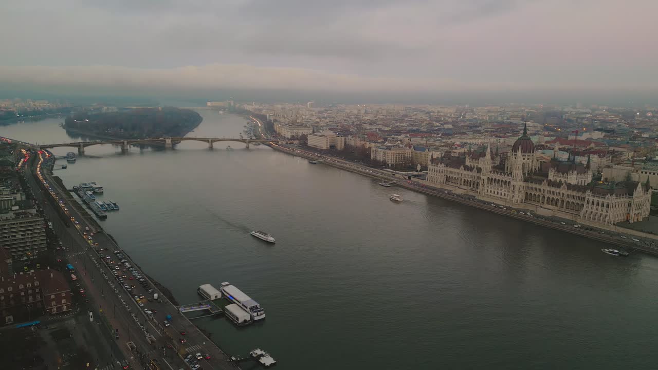 Veduta aerea del Fiume Danubio e del Palazzo del Parlamento Ungherese in un tardo pomeriggio invernale.