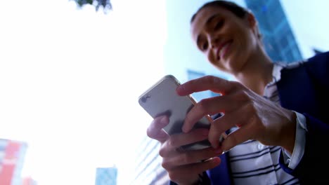 Mensajería-De-Texto-De-Mujer-De-Negocios-En-El-Teléfono-Móvil