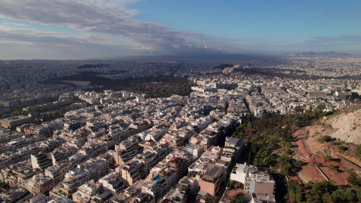 Veduta aerea di tetti e appartamenti nel quartiere Kolonaki di Atene, 4K
