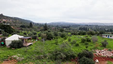 Toma-De-Drone-De-Una-Tienda-De-Campaña-Yurta,-Alojamiento-Y-Desayuno-En-El-Asentamiento-Comunitario-Ecológico-Klil