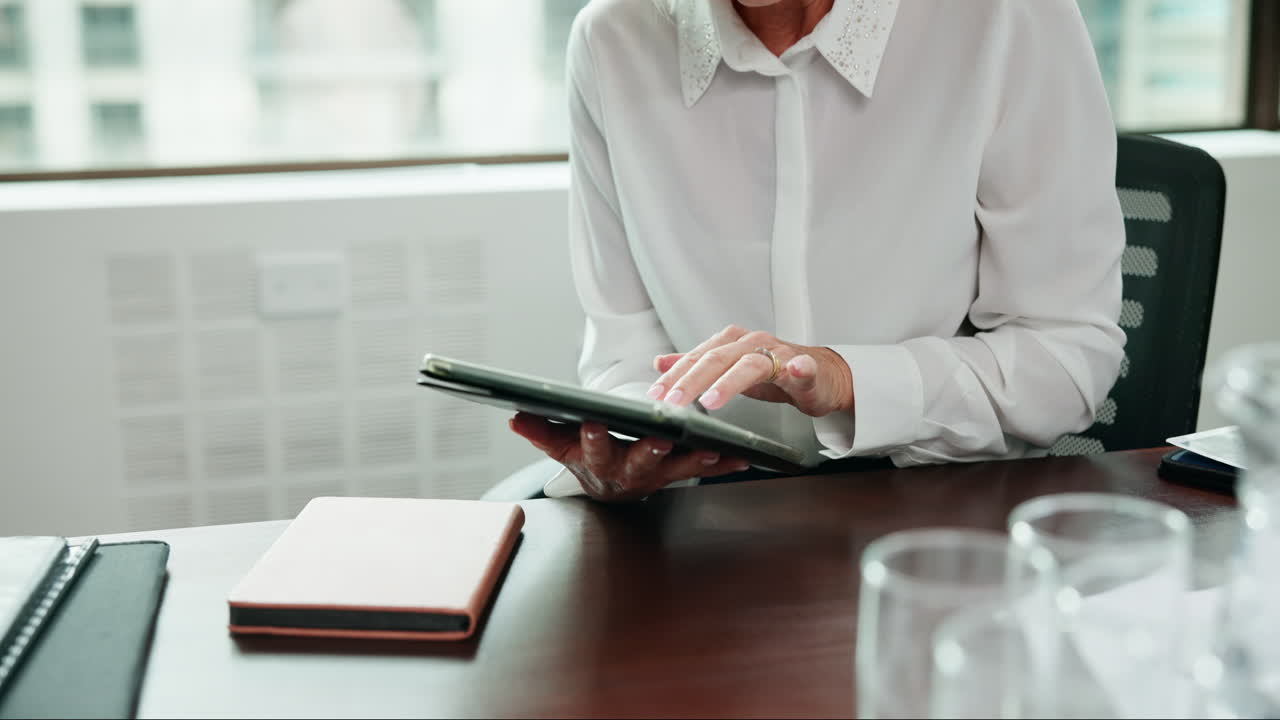mujer de negocios trabajando en la oficina