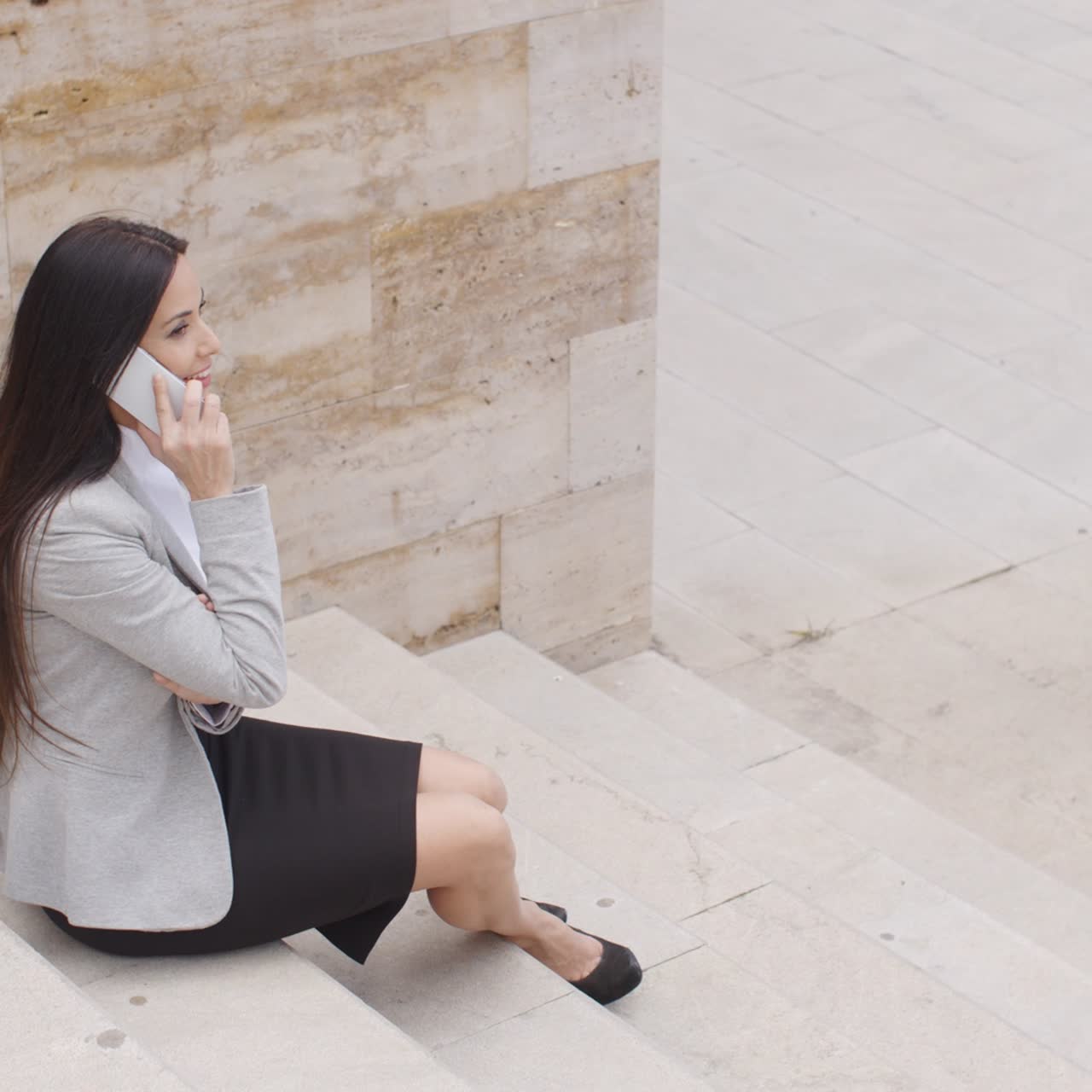 전화로 단계에 앉아 귀여운 비즈니스 우먼
