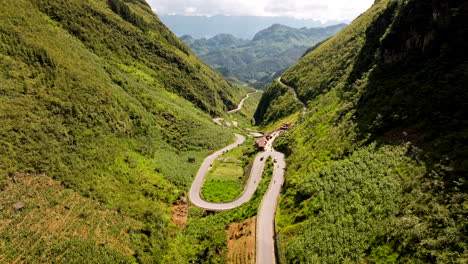 vista aérea del paso de la montaña tham ma en la provincia de ha giang en vietnam - disparo de avión no tripulado