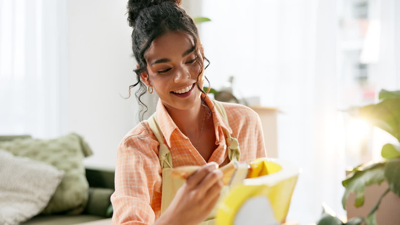 mujer pintando en casa