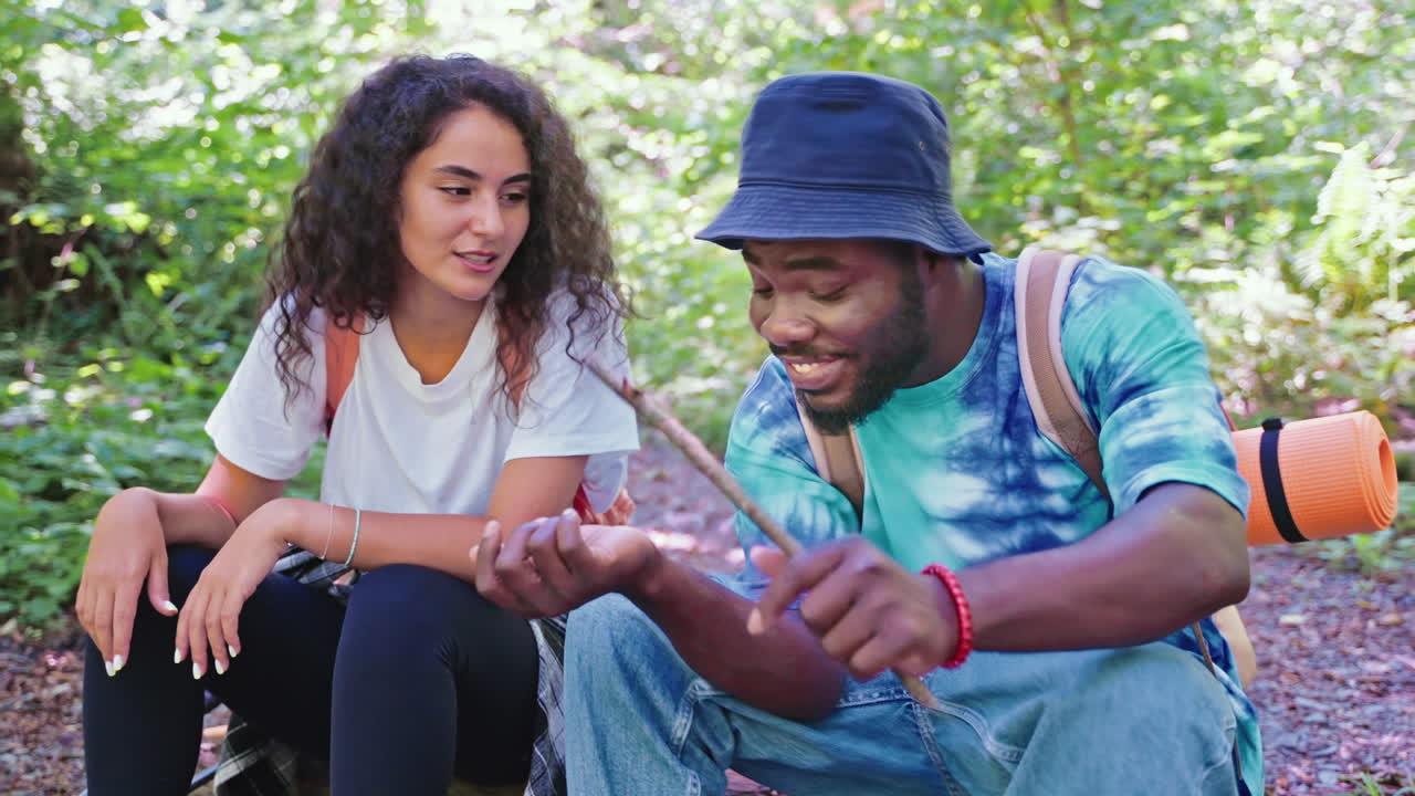 친구 들 이 숲 에서 산책 을 즐기고 있다