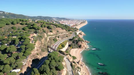 calella de mar en la costa del maresme, provincia de barcelona, imágenes aéreas de la playa, azul, agua turquesa, cielo soleado