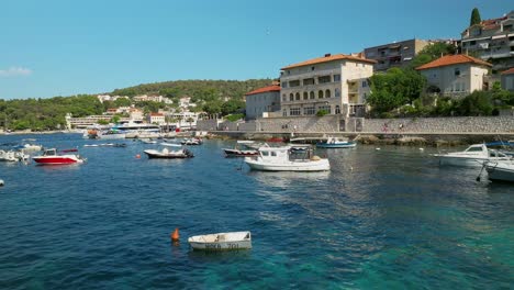 Acercamiento-Aéreo-Bajo-Sobre-Pequeñas-Embarcaciones-En-Hvar,-Croacia