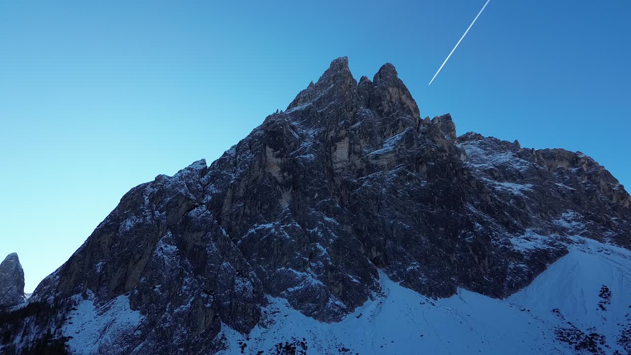 Kinoreifes Winter-Drohnen-Filmmaterial über den Dolomiten, das Schnee, Berge und einen strahlend blauen Himmel einfängt