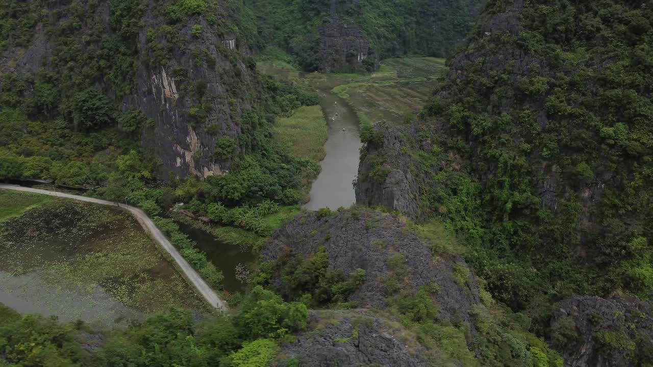 tam coc, vietnam con exuberantes acantilados verdes y un río tranquilo en un entorno sereno, vista aérea
