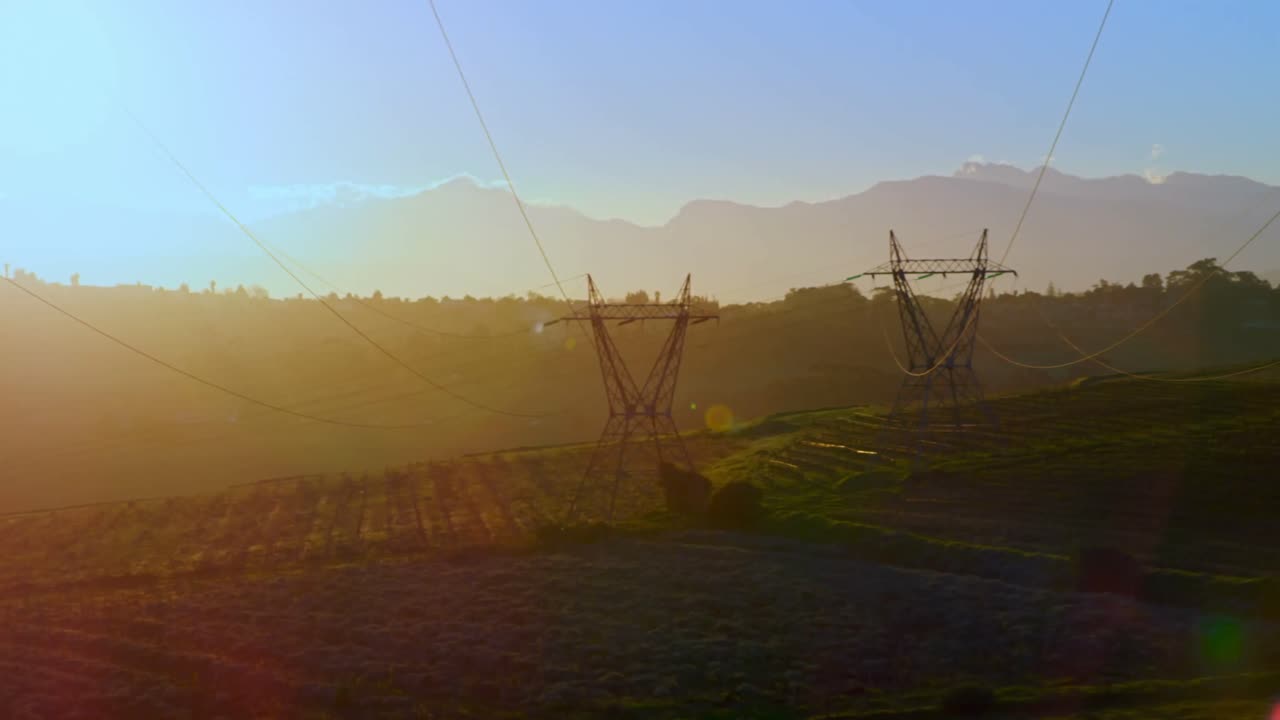 postes eléctricos de alta tensión en las tierras de cultivo 4k 4k