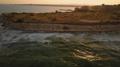 Puesta-De-Sol-En-La-Playa-Cerca-Del-Sitio-Del-Patrimonio-Mundial-De-Nesebar-En-Bulgaria