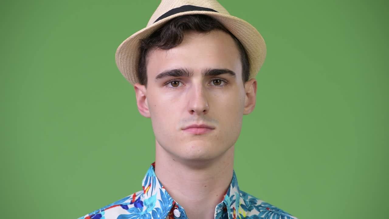 젊은 잘 생긴 관광 남자 휴가 준비