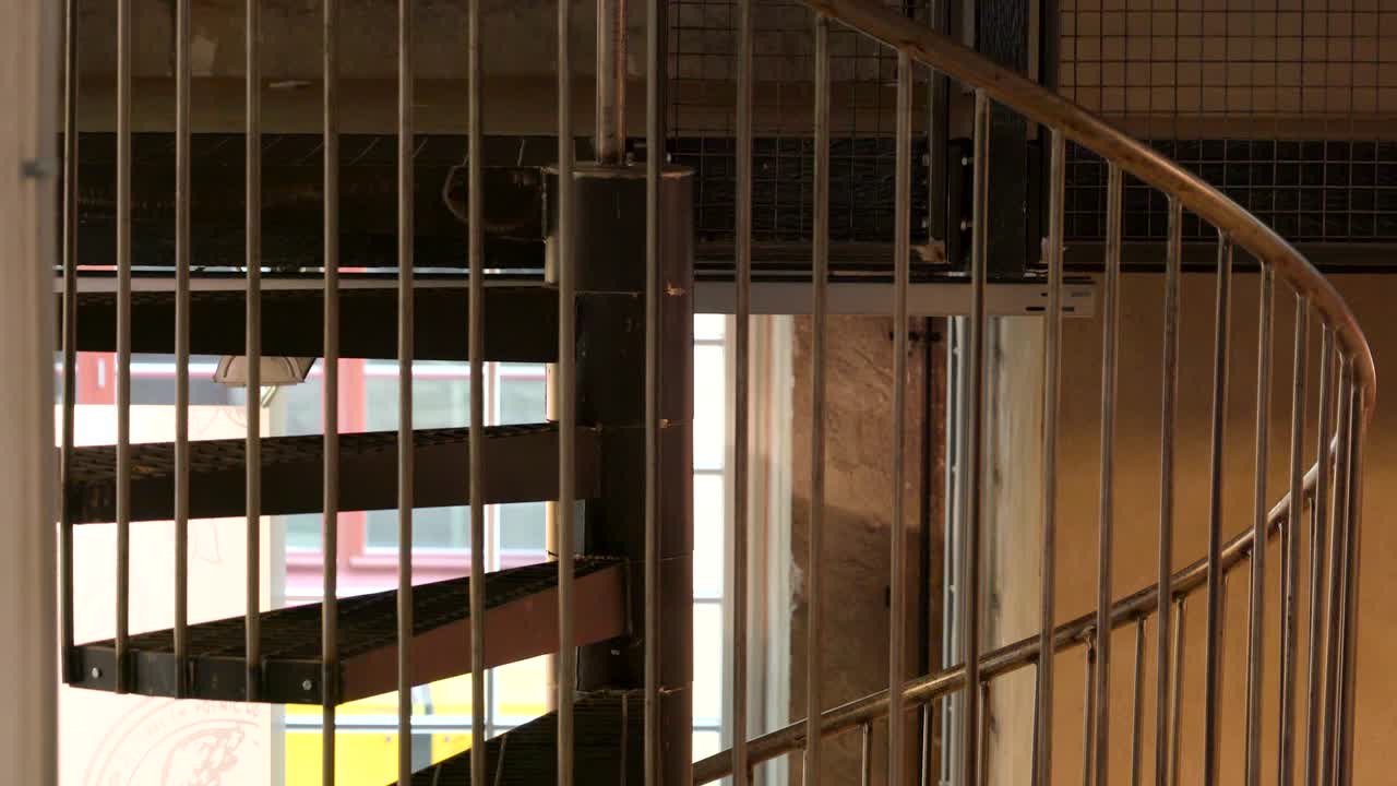 건물 안의 나선형 금속 계단