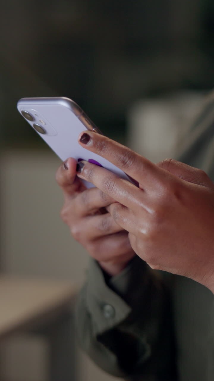 ผู้หญิงใช้โทรศัพท์