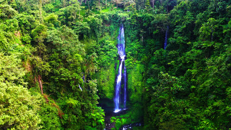 Cascadas-De-Fiji-En-Un-Exuberante-Cañón-De-Selva-Tropical-Con-árboles-Verdes