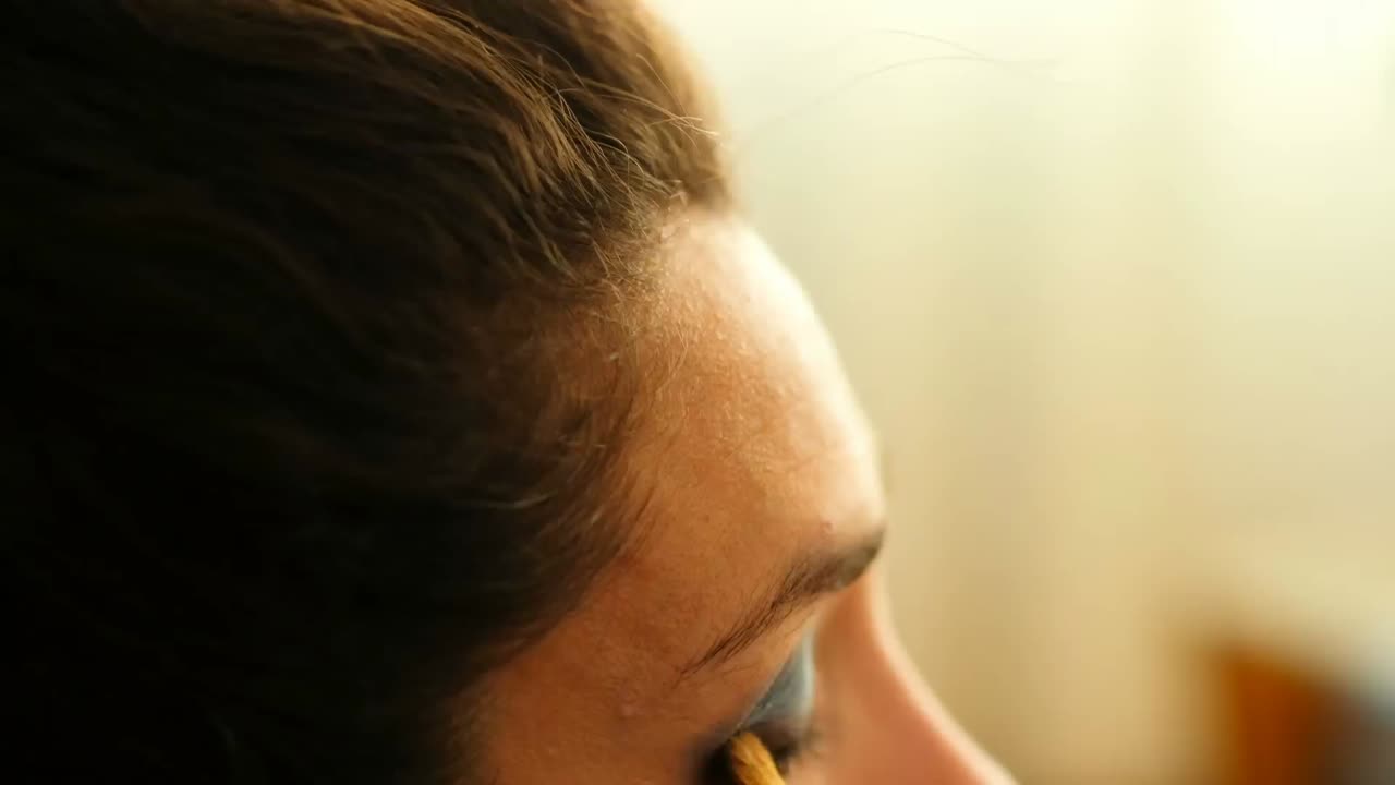 여성 비디오 블로거가 집에서 메이크업에 대한 비디오를 녹화합니다 4k