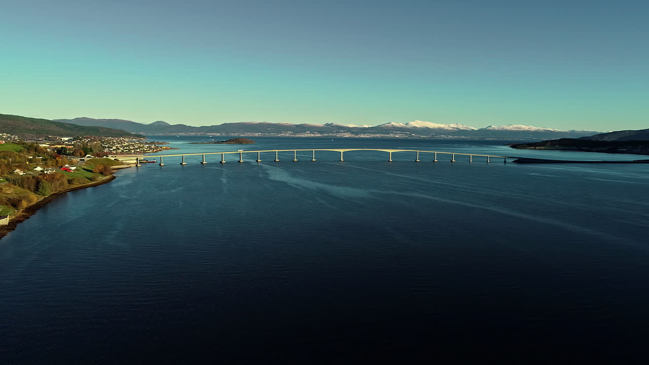 노르웨이 의 여러 로포텐 섬 들 을  ⁇ 는 다리 의 아름다운 항공 영상