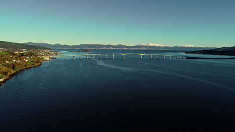 Wunderschöne-Luftaufnahmen-Einer-Brücke-Zwischen-Den-Verschiedenen-Lofoten-Inseln-In-Norwegen