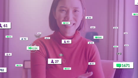 medias sociales métricas de participación animación sobre mujer sonriente en suéter rojo