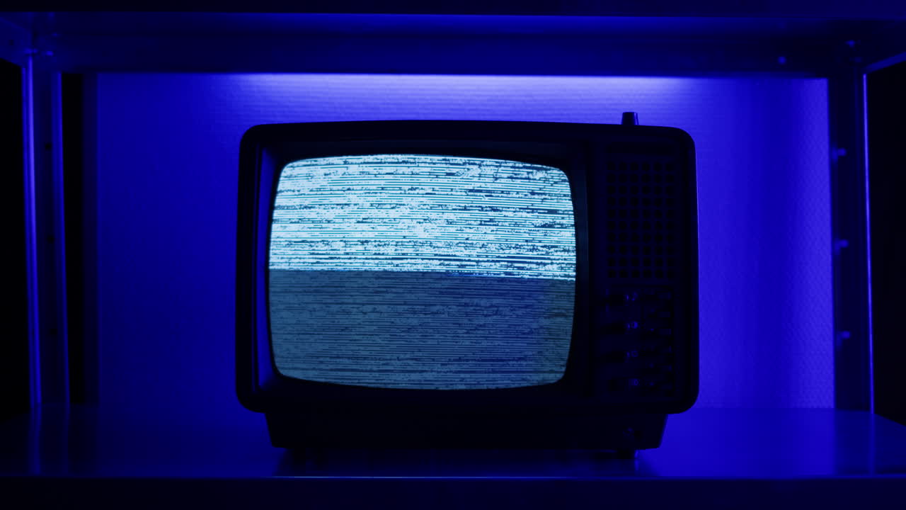 Una TV retrò che mostra la neve, creando un'atmosfera vintage nostalgica con tonalità blu e verdi