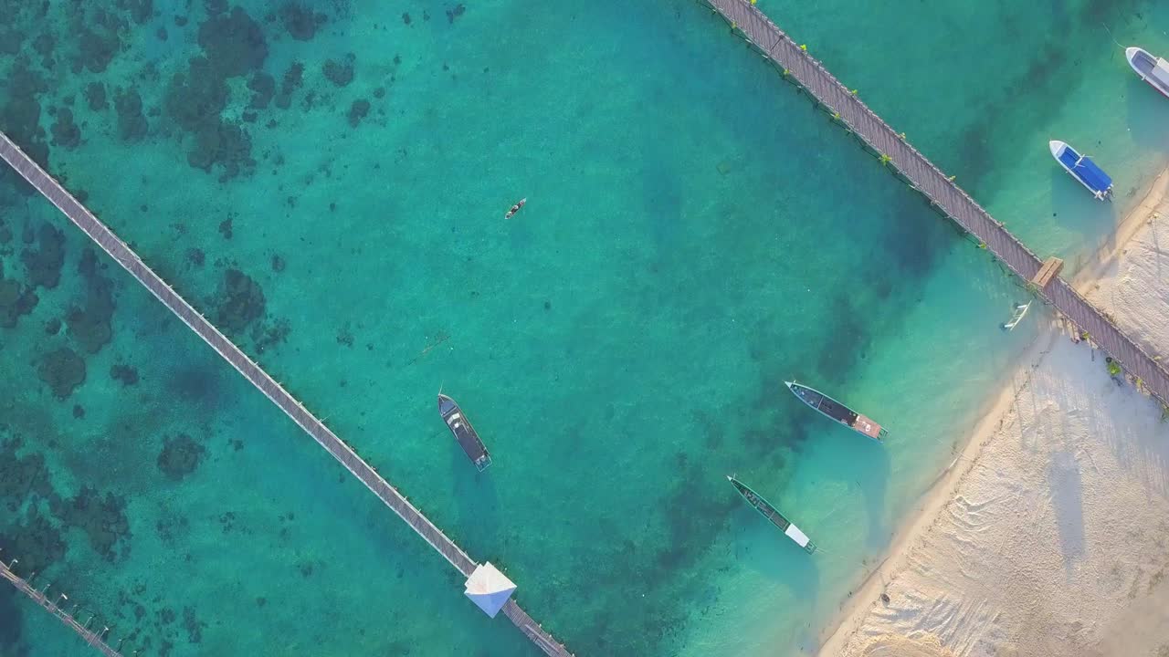 impresionante vuelo aéreo sobre aguas cristalinas de color turquesa en la playa de mabul, malasia