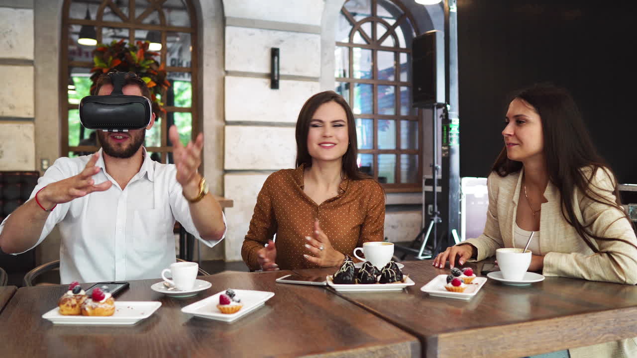젊은 기업가 그룹이 vr 헤드 ⁇ 으로 회의를 하고 있습니다.