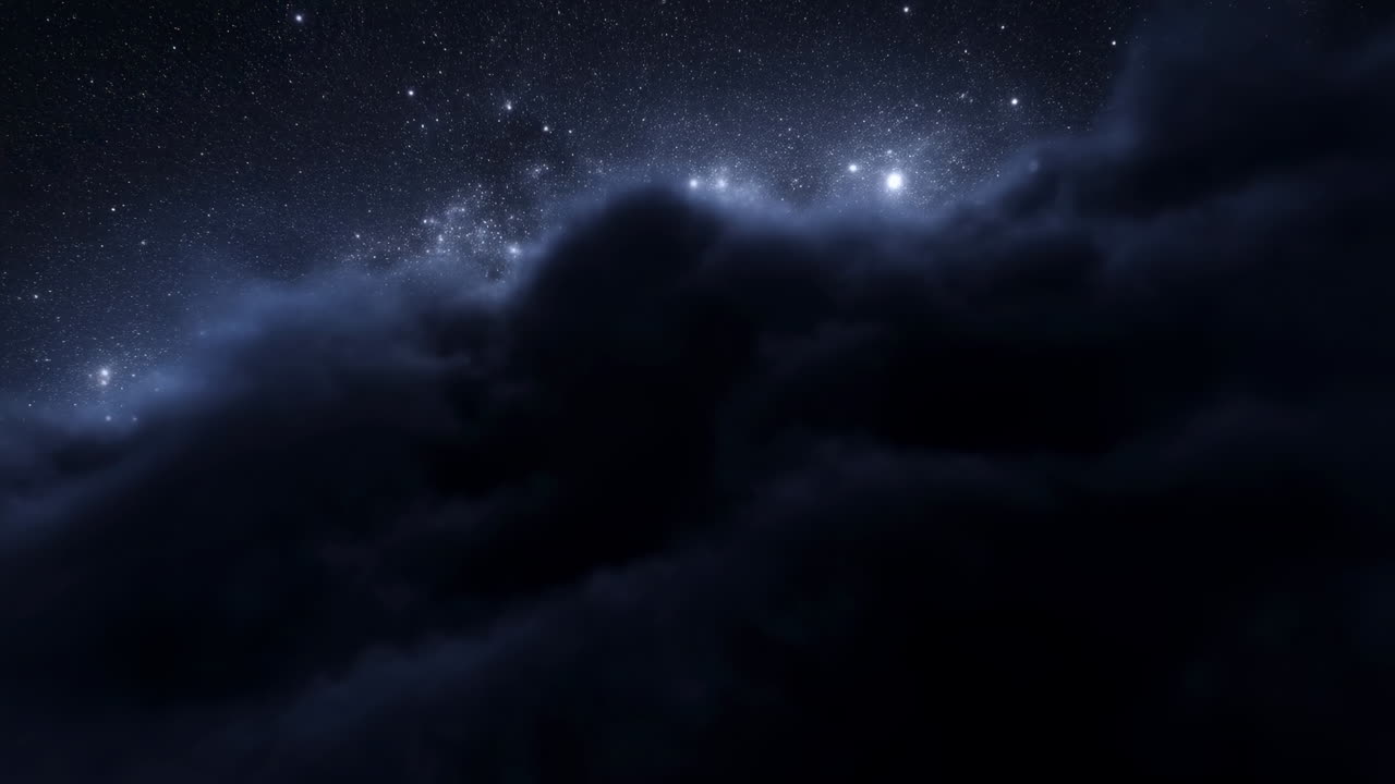 Langit Malam Awan Gelap Memperlihatkan Bintang di Atas Pita Galaksi Jauh, Cahaya Bintang Lembut Memuncak di Puncak Awan, Tenang dan Damai