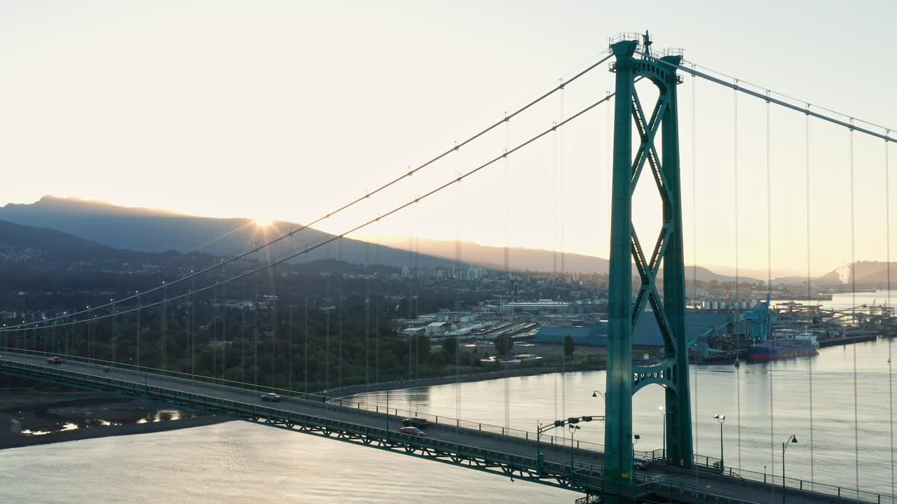 수평선에서 태양이 정점에 달한 나무 뒤에서 라이온스 게이트 브리지의 서사시 공개