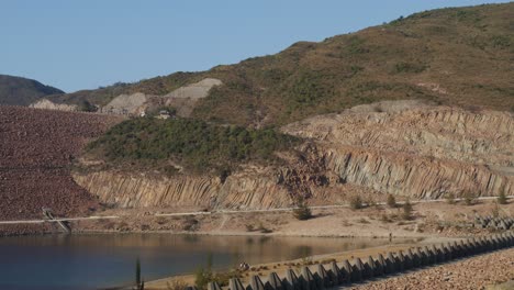 gran montaña rocosa y lago