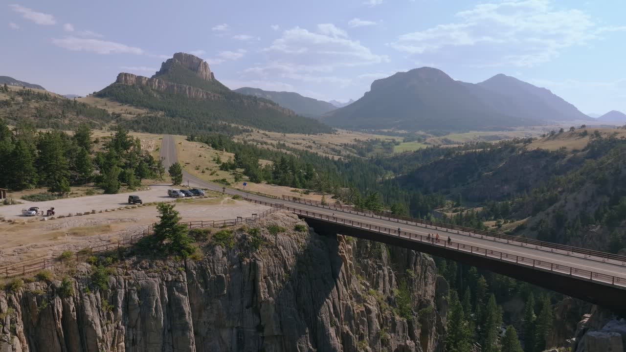 와이오밍의 선라이트 크리크 다리의 높은 각도 공중 추적, 협곡과 먼 지평선의 광활한 전망