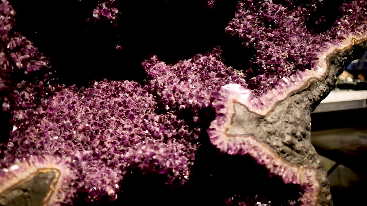 스코틀랜드 국립 박물관의 보라색 돌의 클로즈업