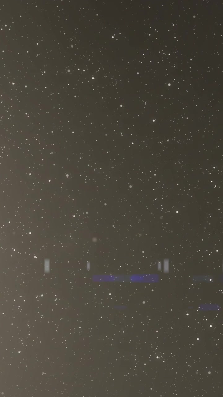 Animazione di neve che cade sopra la silhouette della luna in uno scenario invernale.