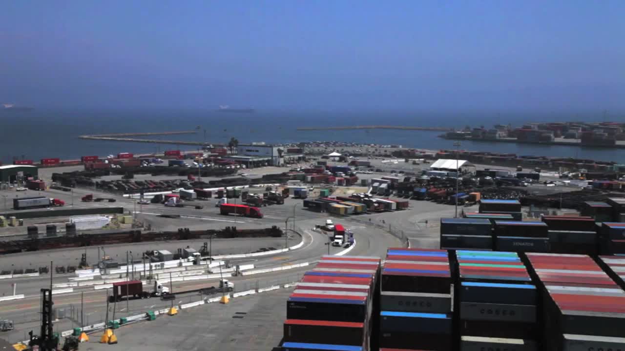 크레인과 컨테이너를 포함한 롱비치 항구에서의 다양한 샷 6