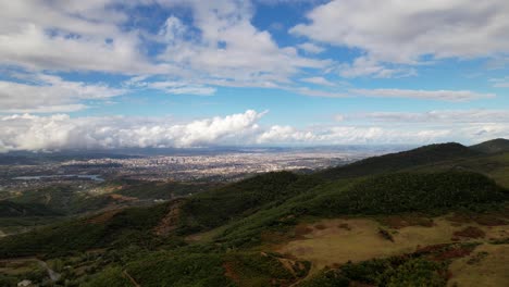 el paisaje urbano aparece detrás de las colinas en un hermoso día de otoño con nubes en tirana
