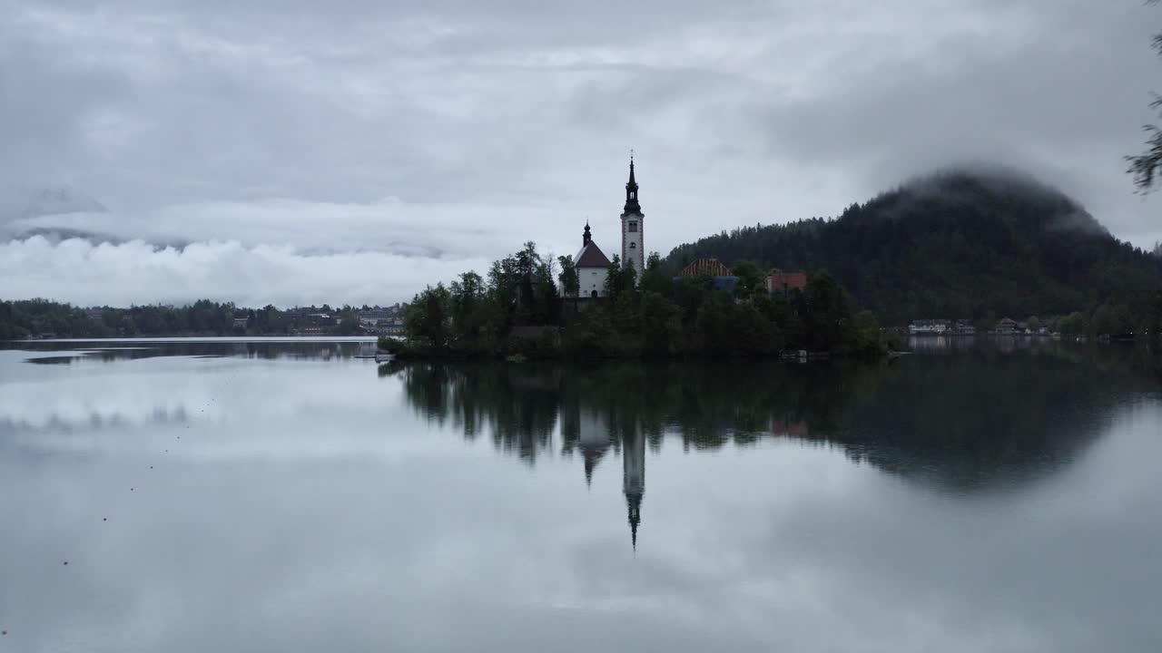 레이크 블레드 아일랜드 교회 안개가 가득한 아침