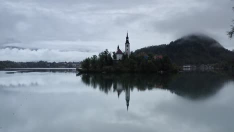 la iglesia de lake bled island en la mañana brumosa.