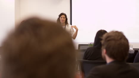 mujer de negocios haciendo una presentación en una conferencia filmada en r3d