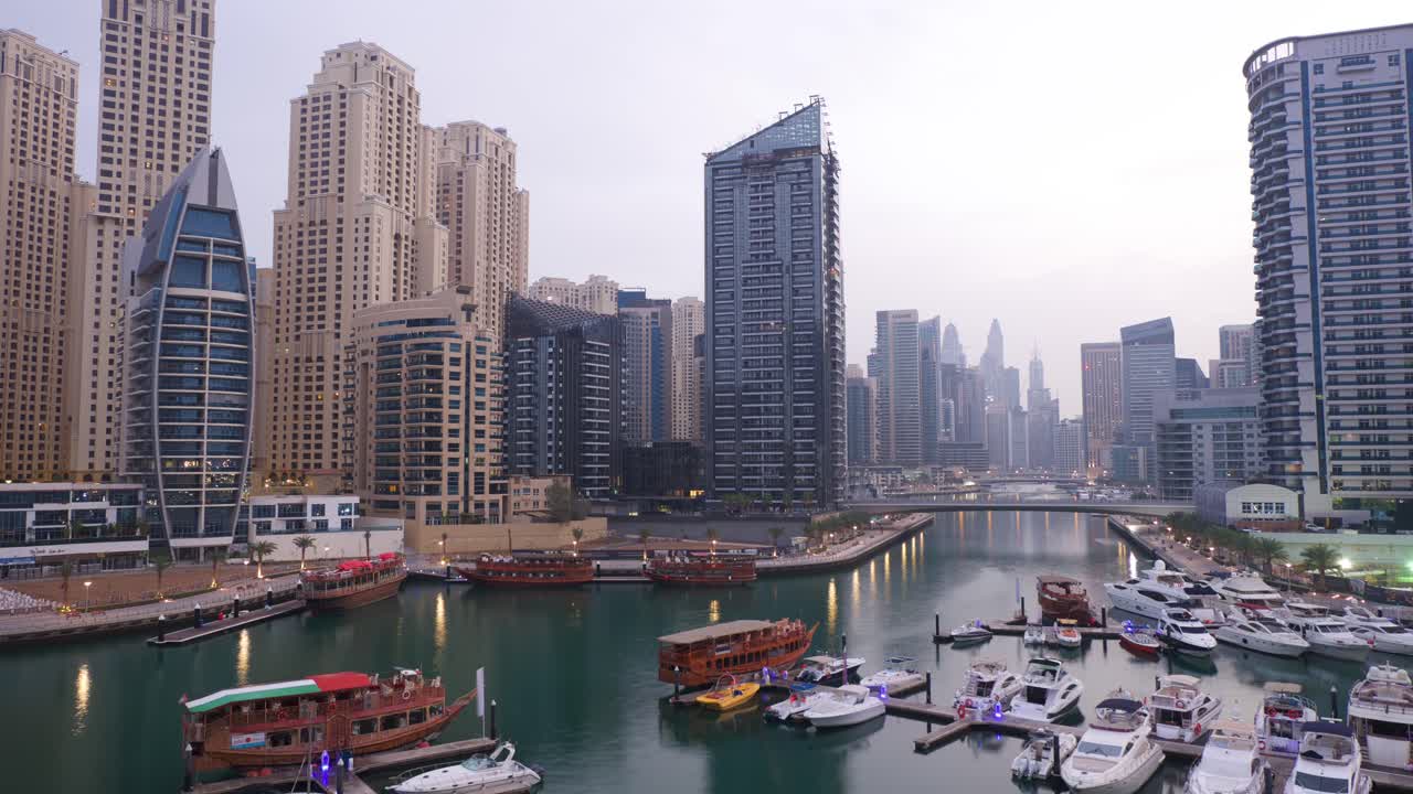 Time lapse de bateaux amarrés dans la marina de Dubaï, de la nuit au jour