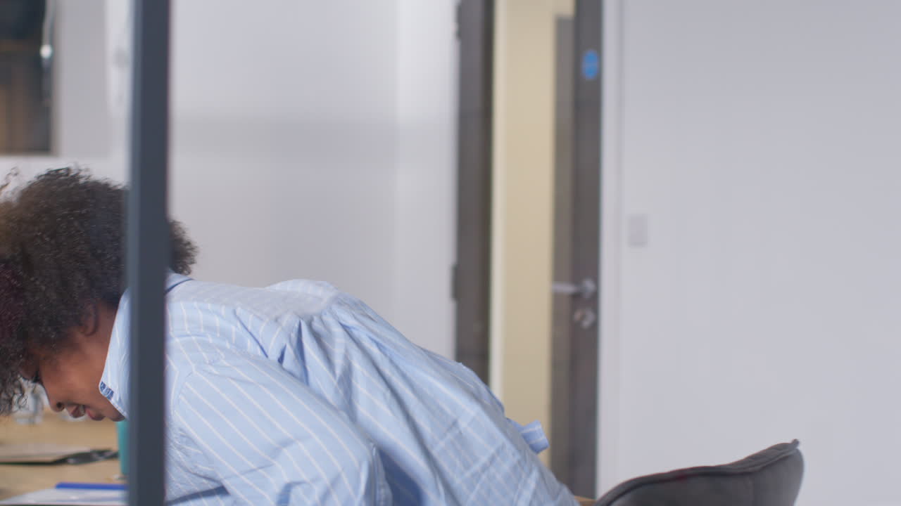 백색 코트를 입은 여성이 의사 또는 종양학자와 사무실에서 병원 클리닉에서 유방암 치료에 대해 논의합니다.