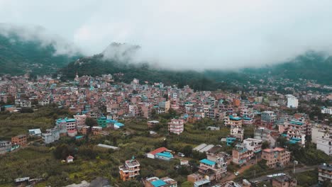 vista aérea de una aldea montañosa en nepal
