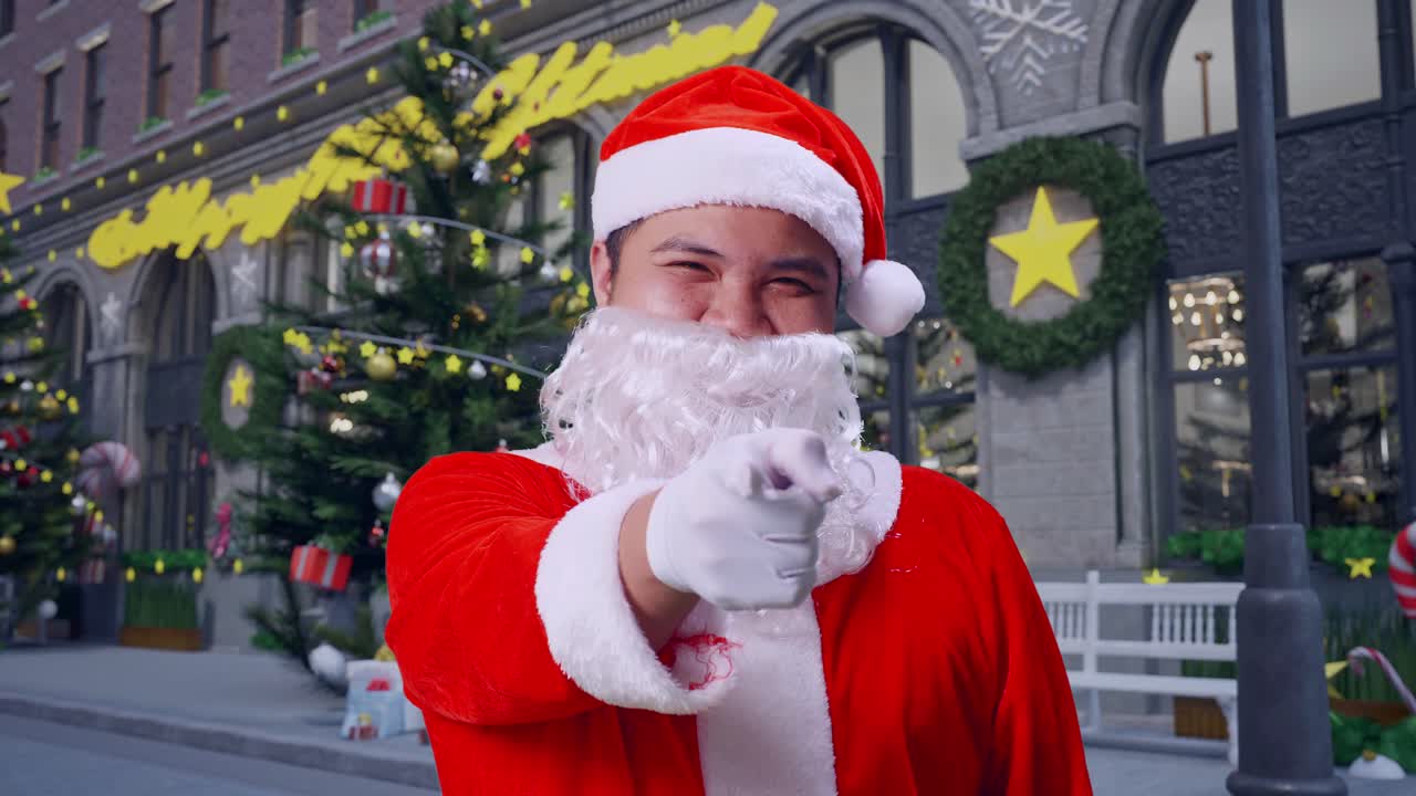 크리스마스 밤에 카메라를 가리키는 아시아 산타클로스의 클로즈업