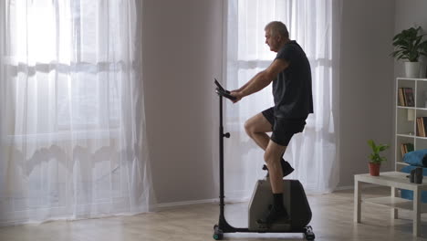 Bicicleta-Estacionaria-Moderna-En-Casa-Un-Hombre-Adulto-Está-Entrenando-En-Equipos-De-Gimnasio-Para-Perder-Peso-Y-Mantener-Una-Buena-Condición-Física